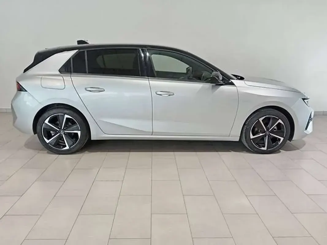 Usado Opel Astra 131 CV (96 kW) 2025 Plateado Utilitario