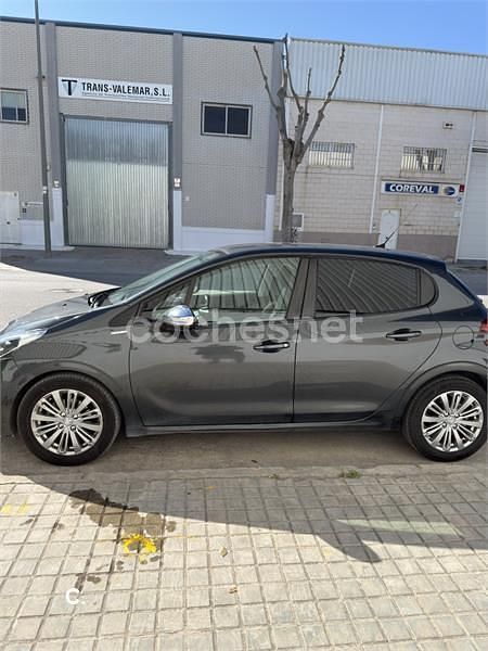 Usado Peugeot 208 Style 100 CV (73 kW) 2017 Gris / plata Utilitario