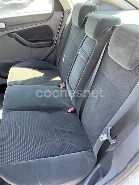 Begagnad Ford Focus Ghia 115 HK (84 kW) 2007 Grå Sedan