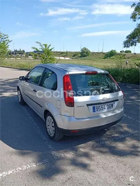 Usado Ford Fiesta 68 CV (50 kW) 2005 Gris / plata Utilitario