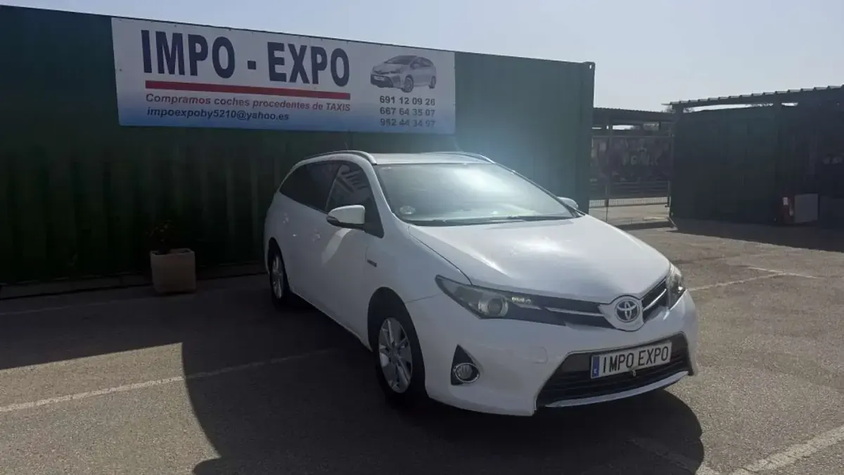 Usado Toyota Auris Touring Sports Active 136 CV (100 kW) 2015 Blanco Familiar