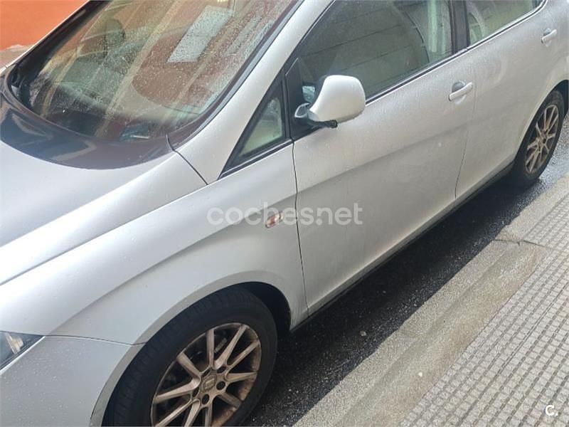 Usado Seat Altea Style 105 CV (77 kW) 2010 Gris / plata Monovolumen