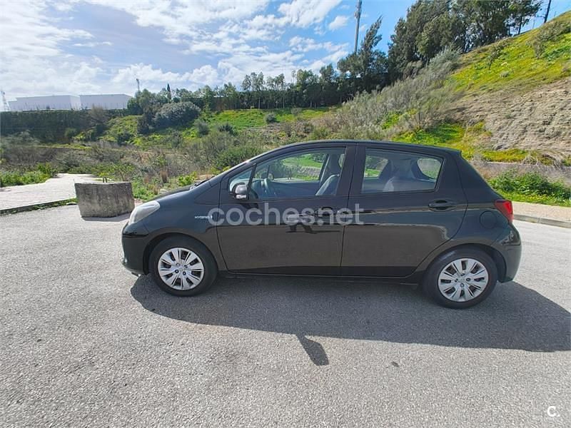 Usado Toyota Yaris Hybrid Active 100 CV (73 kW) 2017 Negro Berlina