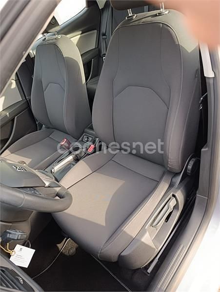 Usado Seat Leon Reference 115 CV (84 kW) 2018 Gris / plata Berlina