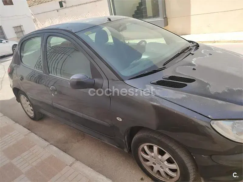 Usado Peugeot 206 70 CV (51 kW) 2005 Negro Berlina