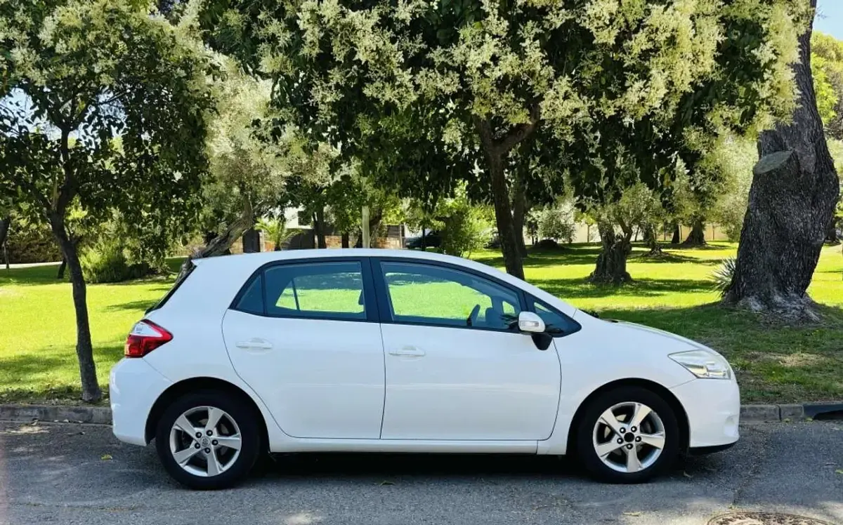 Usado Toyota Auris Active 90 CV (66 kW) 2010 Blanco Utilitario