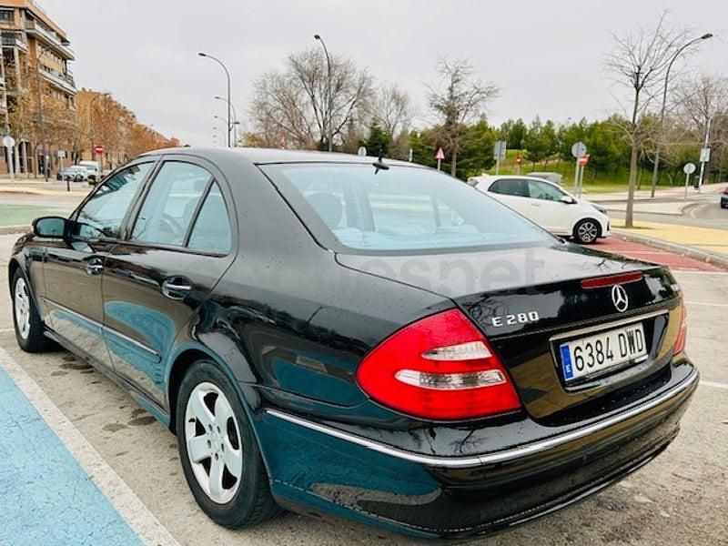 Usado Mercedes E280 Avantgarde 190 CV (139 kW) 2006 Negro Berlina