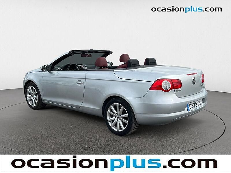 Usado VW Eos 140 CV (102 kW) 2010 Gris plata Descapotable