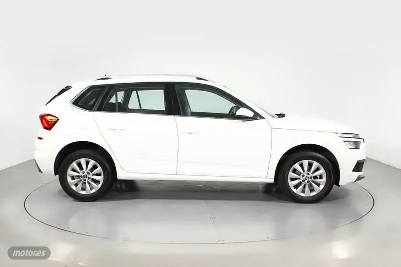 Usado Skoda Kamiq Ambition 110 CV (80 kW) 2021 Blanco SUV