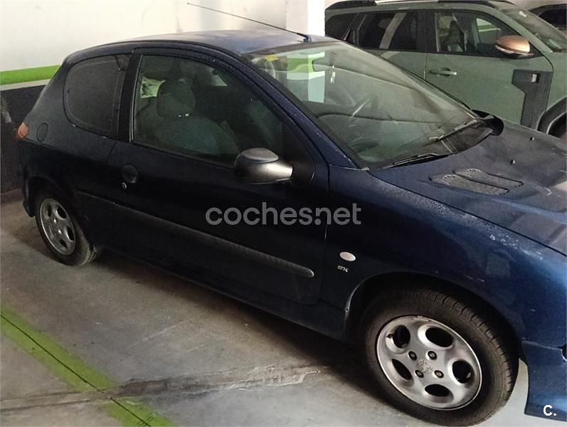 Usado Peugeot 206 75 CV (55 kW) 2000 Azul Berlina