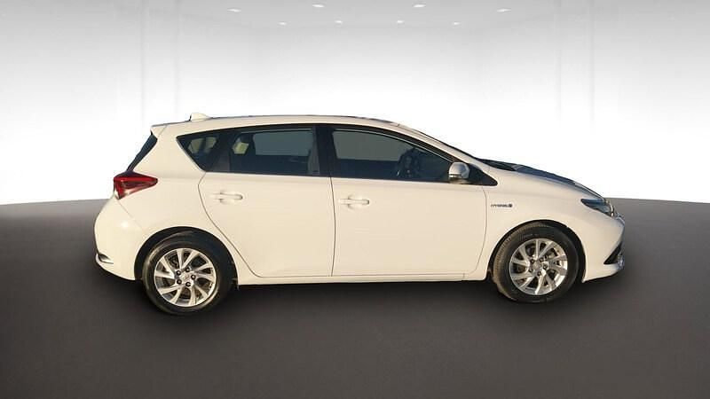 Usado Toyota Auris Hybrid Business Edition 136 CV (100 kW) 2017 Blanco puro Berlina