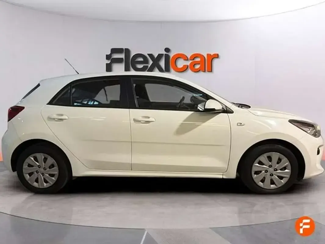 Usado Kia Rio 84 CV (61 kW) 2018 Blanco Utilitario