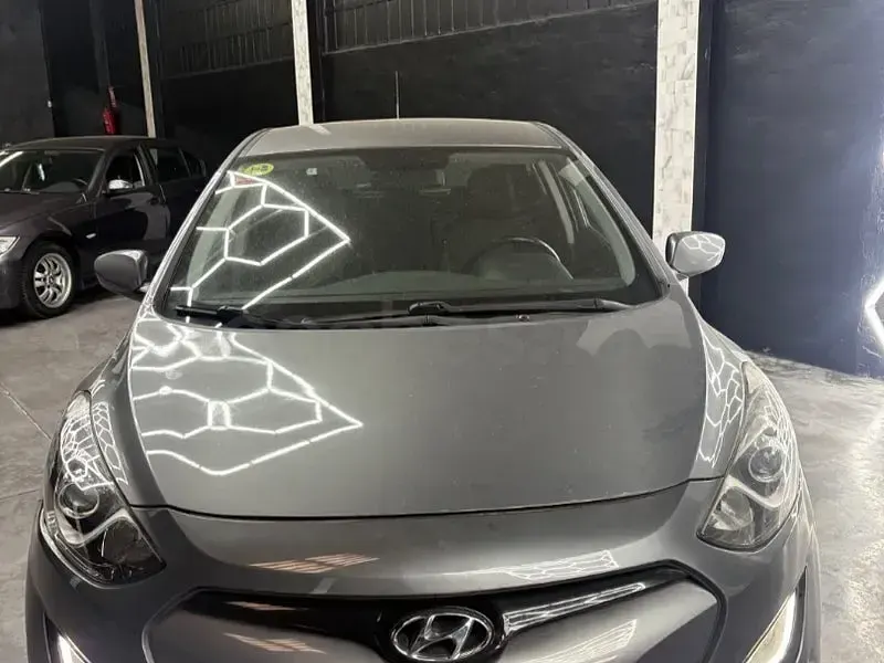 Usado Hyundai i30 90 CV (66 kW) 2015 Gris / plata Berlina