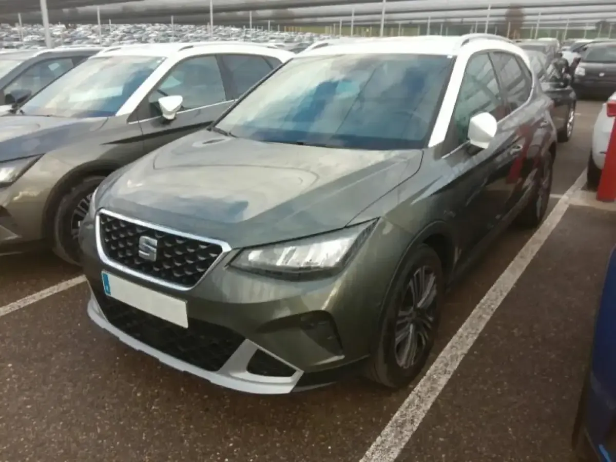 Usado Seat Arona Xperience 115 CV (84 kW) 2025 Gris/plata SUV