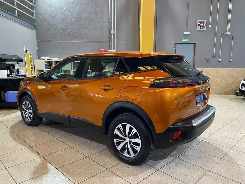 Usado Peugeot 2008 Active 100 CV (73 kW) 2021 Naranja SUV