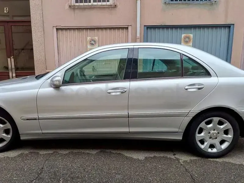 Usado Mercedes C200 Elegance 122 CV (89 kW) 2005 Gris / plata Berlina