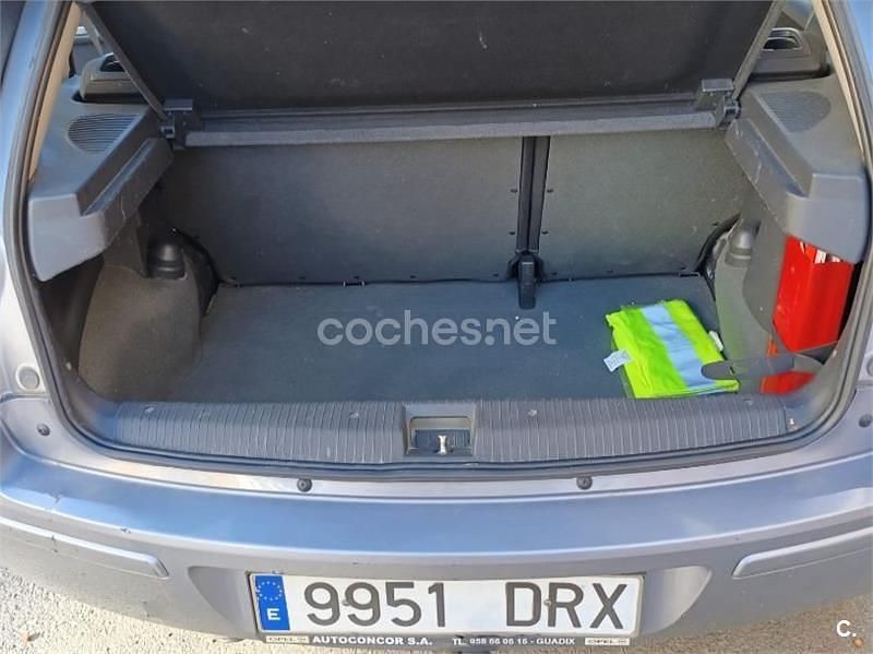 Usado Opel Corsa 70 CV (51 kW) 2005 Gris / plata Berlina
