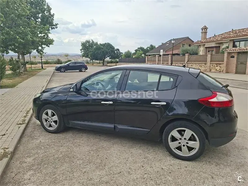 Usado Renault Mégane Dynamique 130 CV (95 kW) 2010 Negro Berlina