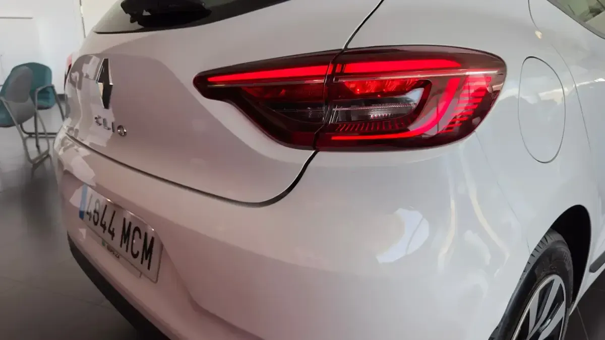 Usado Renault Clio Equilibre 100 CV (73 kW) 2022 Blanco Utilitario