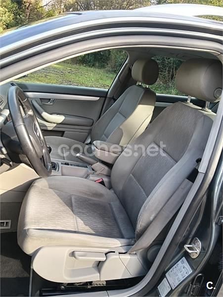 Usado Audi A4 140 CV (102 kW) 2005 Gris / plata Familiar