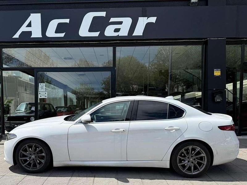 Usado Alfa Romeo Giulia Super 179 CV (131 kW) 2017 Blanco Berlina