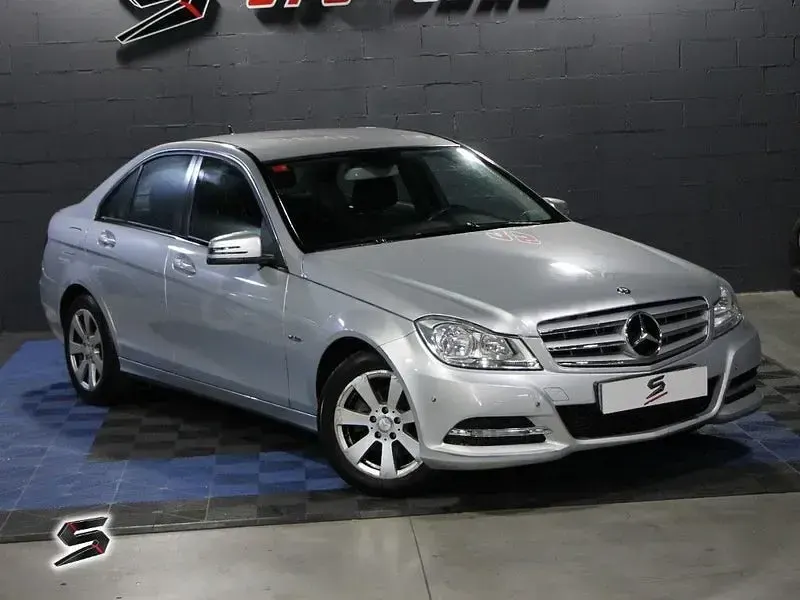 Usado Mercedes C180 156 CV (114 kW) 2012 Gris / plata Berlina