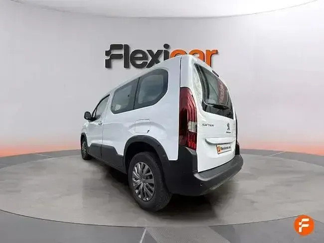 Usado Peugeot Rifter Allure 100 CV (73 kW) 2023 Blanco Monovolumen
