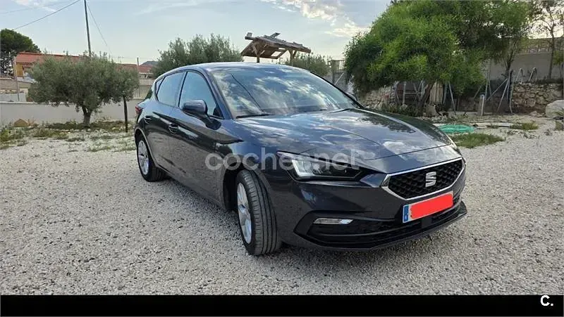 Usado Seat Leon Style 130 CV (95 kW) 2020 Negro Berlina