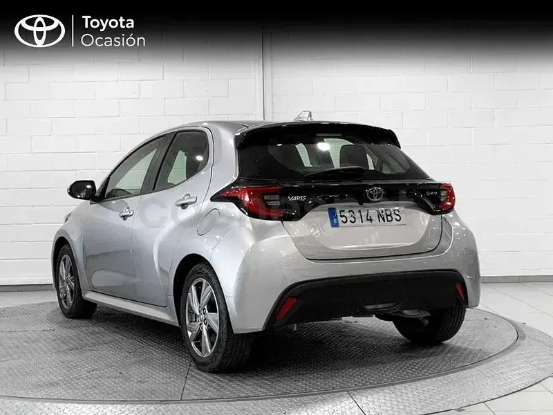 Usado Toyota Yaris Hybrid Active 116 CV (85 kW) 2025 Gris / plata Berlina