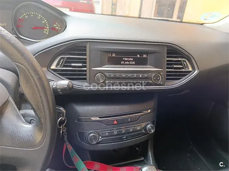 Usado Peugeot 308 Access 82 CV (60 kW) 2015 Blanco Berlina