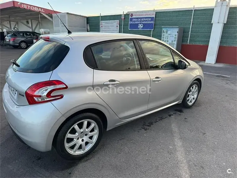 Usado Peugeot 208 Active 82 CV (60 kW) 2013 Gris / plata Utilitario