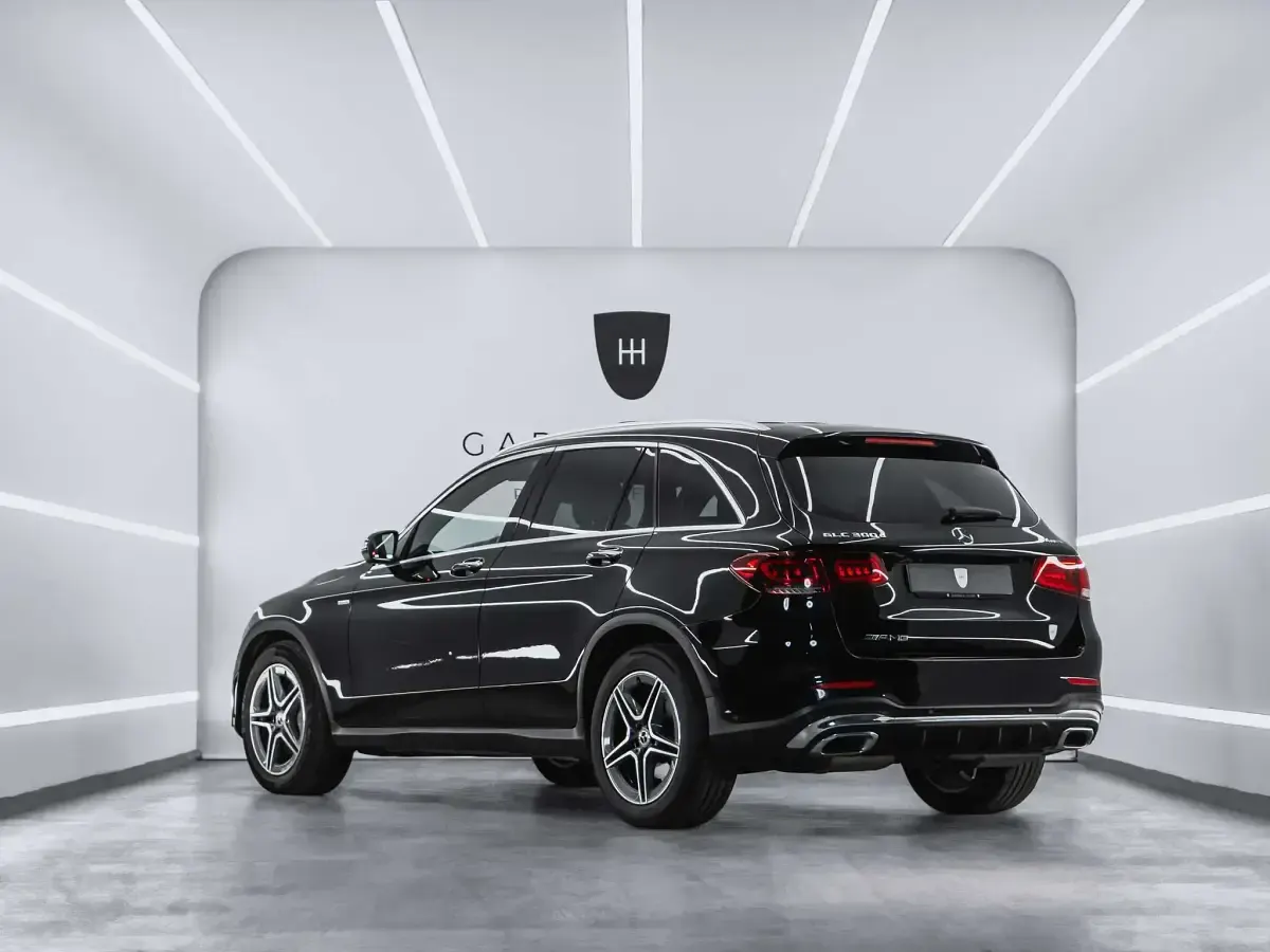 Käytetty Mercedes GLC300 AMG line 245 HP (180 kW) 2019 Musta Katumaasturi