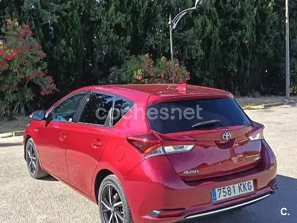 Usado Toyota Auris Hybrid 136 CV (100 kW) 2018 Granate Berlina