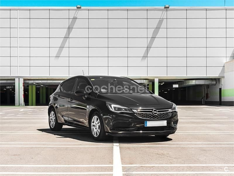 Usado Opel Astra Selective 105 CV (77 kW) 2018 Negro Berlina