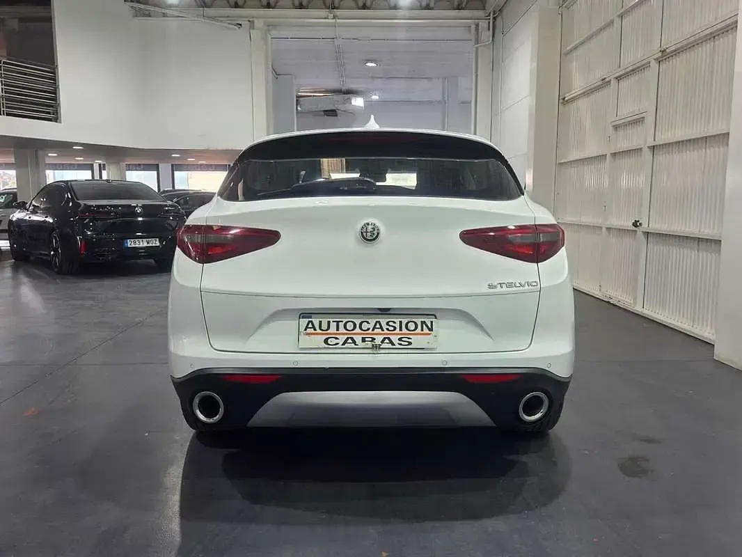 Usado Alfa Romeo Stelvio 150 CV (110 kW) 2017 Blanco SUV