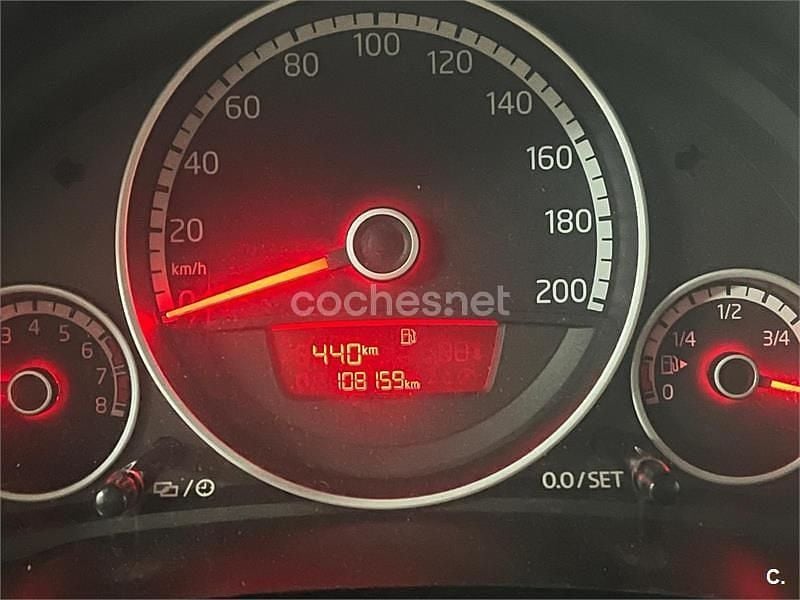 Usado VW up! 75 CV (55 kW) 2013 Rojo Utilitario