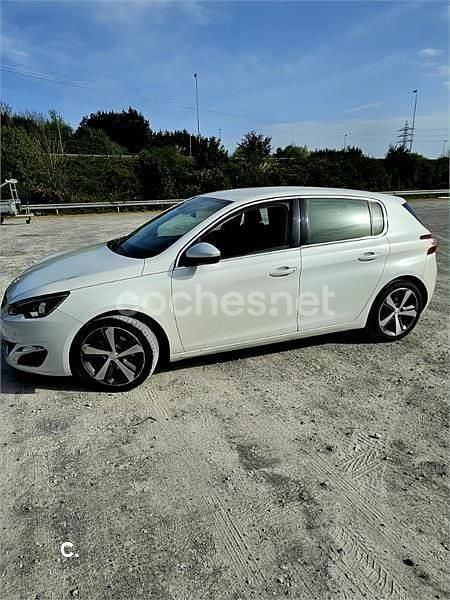 Usado Peugeot 308 Allure 130 CV (95 kW) 2014 Blanco Berlina