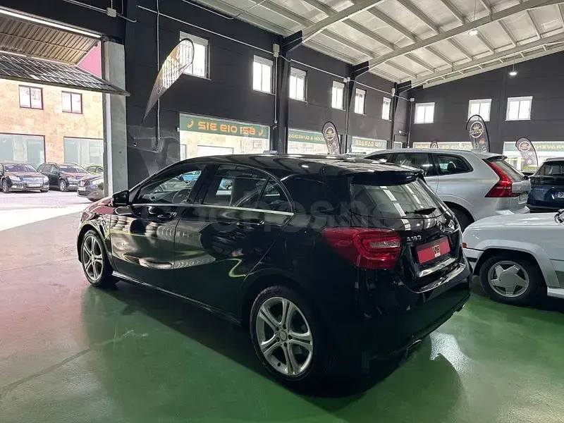 Usado Mercedes A180 Urban 109 CV (80 kW) 2013 Negro Utilitario