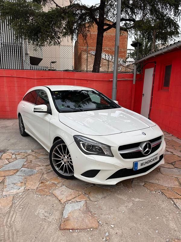Usado Mercedes CLA220 Shooting Brake 178 CV (130 kW) 2016 Blanco Familiar