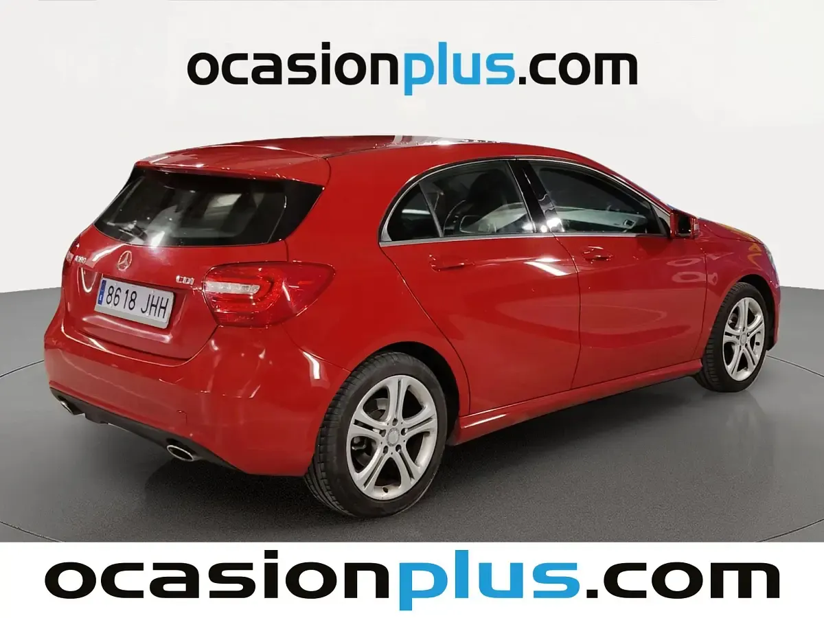 Usado Mercedes A180 Urban 109 CV (80 kW) 2015 Rojo Utilitario