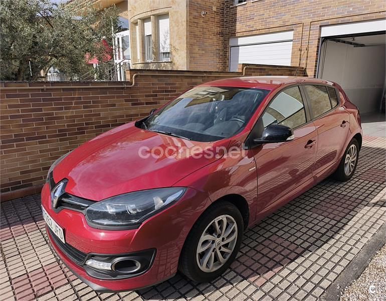 Rojo Usado 2015 Renault Mégane LIMITED Berlina | 6500 € - Imagen 1/4