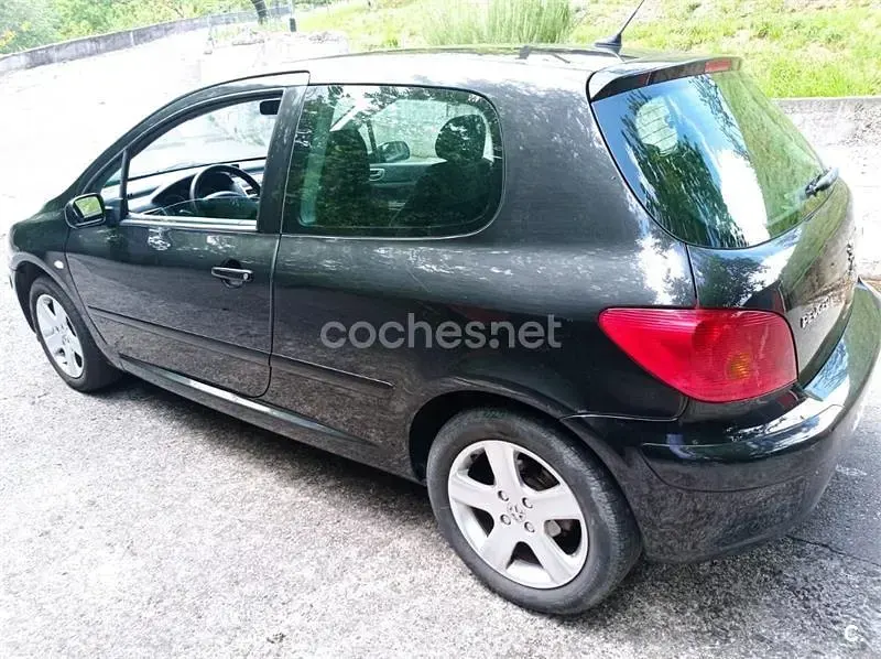Usado Peugeot 307 110 CV (80 kW) 2003 Negro Berlina