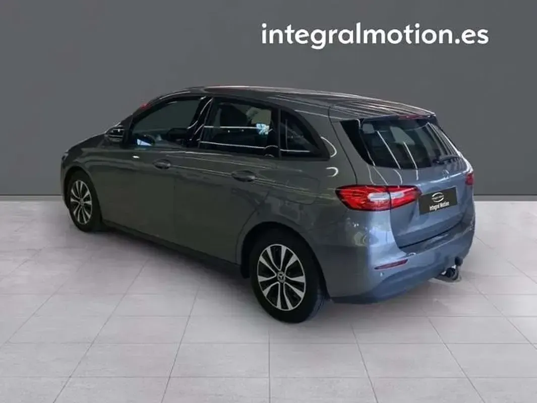 Usado Mercedes B160 109 CV (80 kW) 2020 Gris Utilitario