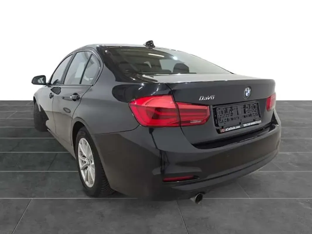 Usado BMW 318 136 CV (100 kW) 2018 Negro Berlina