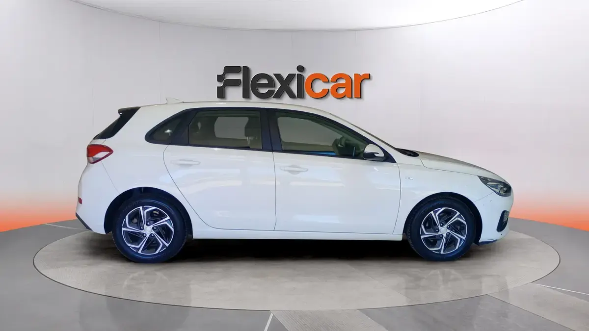 Usado Hyundai i30 120 CV (88 kW) 2021 Blanco Berlina