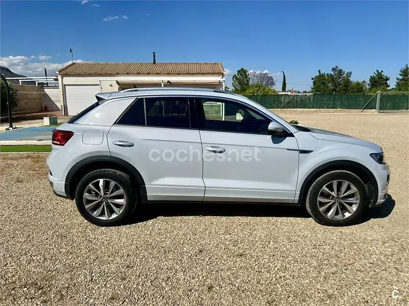 Usado VW T-Roc Advance 115 CV (84 kW) 2022 Gris / plata SUV