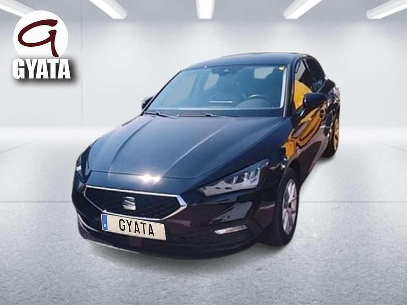 Usado Seat Leon Style 116 CV (85 kW) 2022 Negro Utilitario