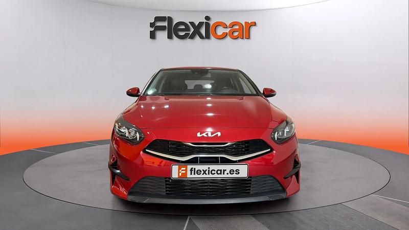Usado Kia Ceed 100 CV (73 kW) 2021 Granate Utilitario