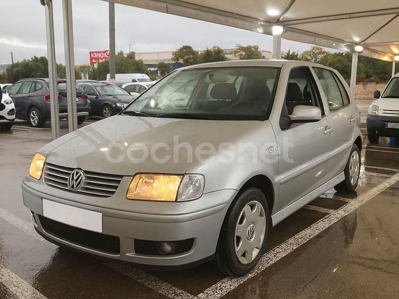 Gris / plata Usado 2001 VW Polo Trendline Berlina | 3999 € - Imagen 1/4