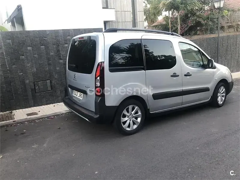 Usado Peugeot Partner Tepee Outdoor 100 CV (73 kW) 2016 Gris / plata Monovolumen